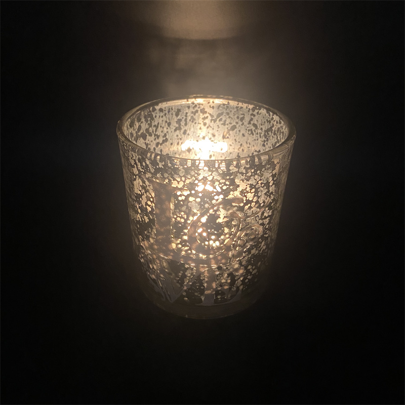 Ljusstake av glas av klassiskt kontrakterat dekorativt mönster