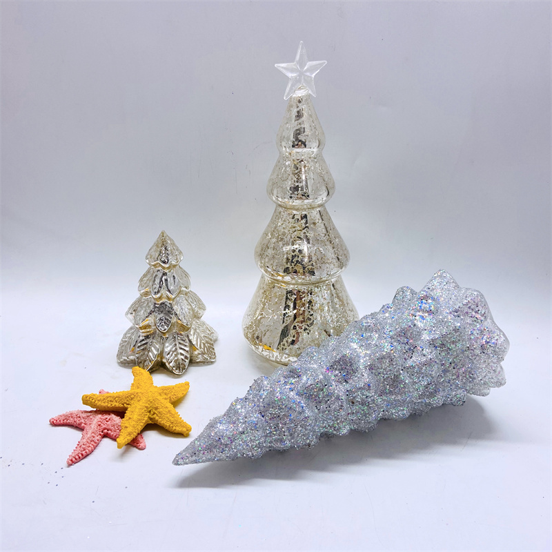 stekleno božično drevo z lučkami