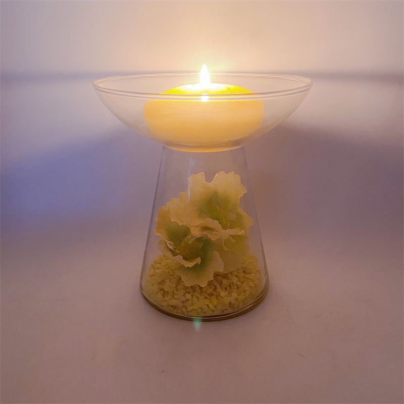 Stekleni svečnik s cvetjem